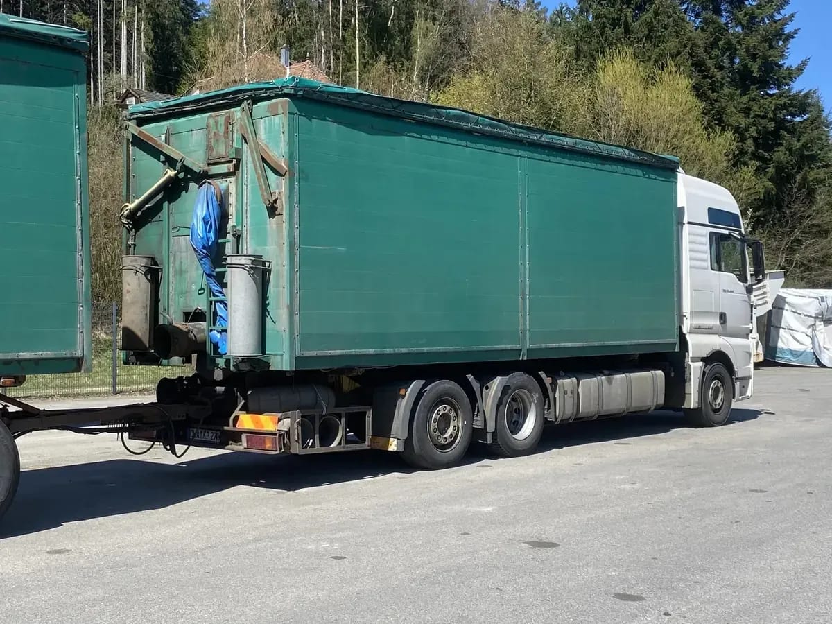 Seitenkipper mit Exhaustorgebläse von Kolmer Holz & Logistik