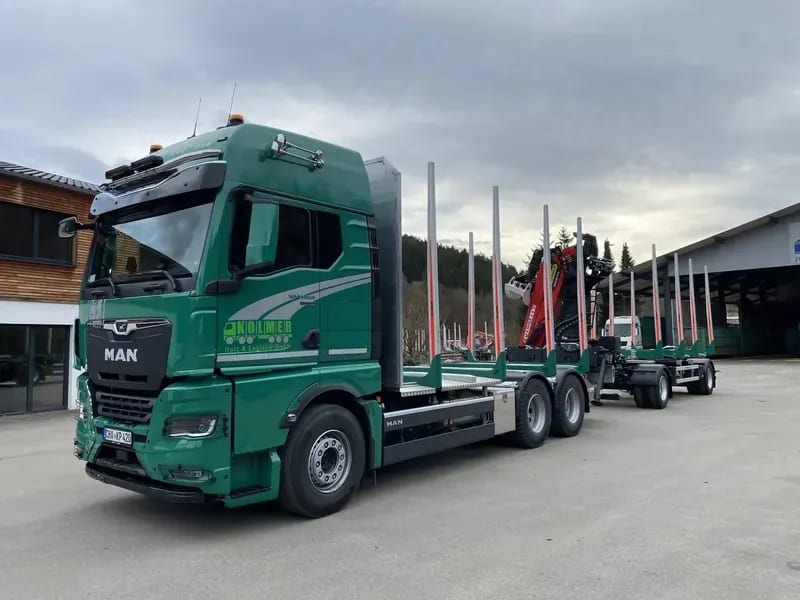 Grüner MAN-Rundholz-LKW mit Ladekran von Kolmer Holz & Logistik