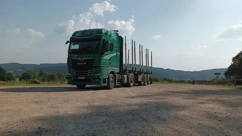 Rundholz-Sattelzug von Kolmer Holz & Logistik