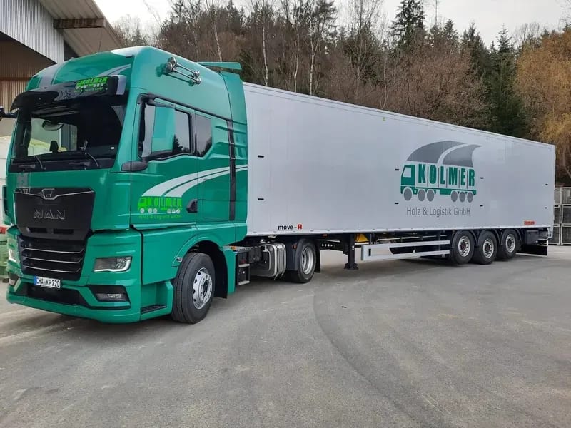 Schubboden-Sattelzug mit Kolmer-Holz-&-Logistik-Auflieger