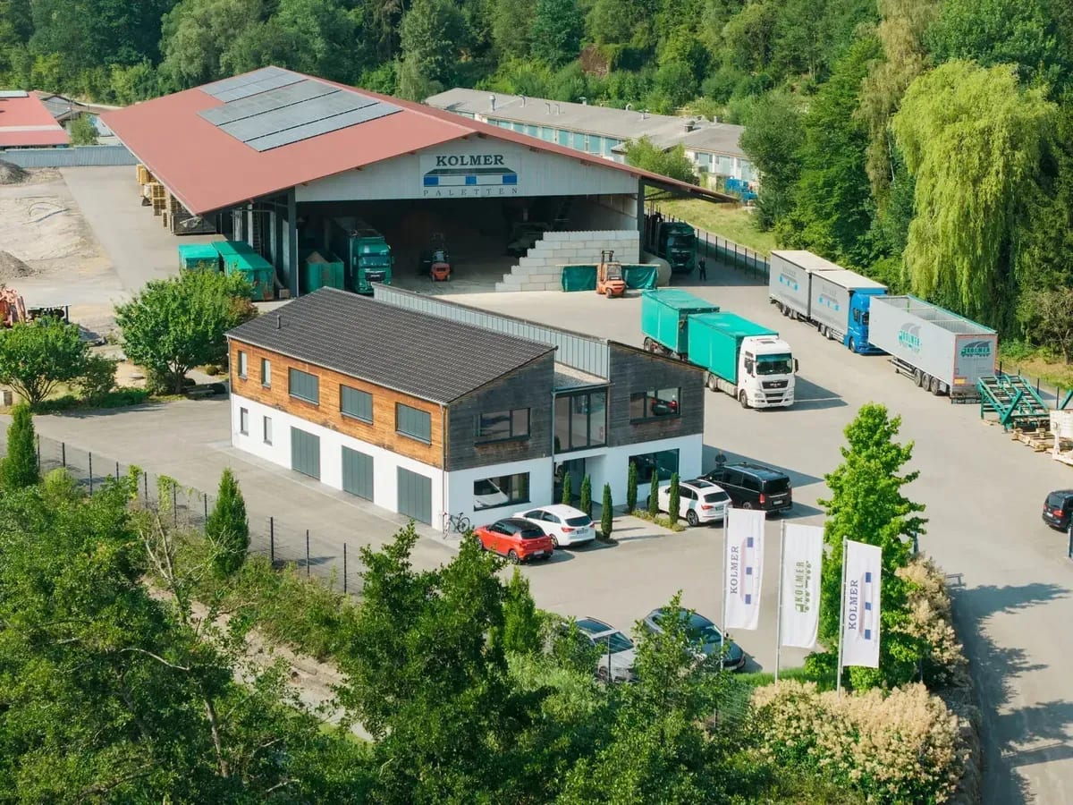 Luftaufnahme des Firmengeländes von Kolmer in Miltach mit grünen LKW