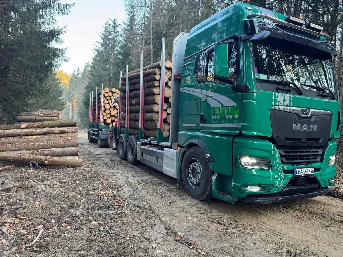 Voll beladener Rundholz-Sattelzug von Kolmer Holz & Logistik