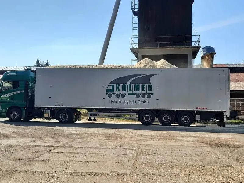Schüttgut-Auflieger von Kolmer wird unter einem Silo beladen