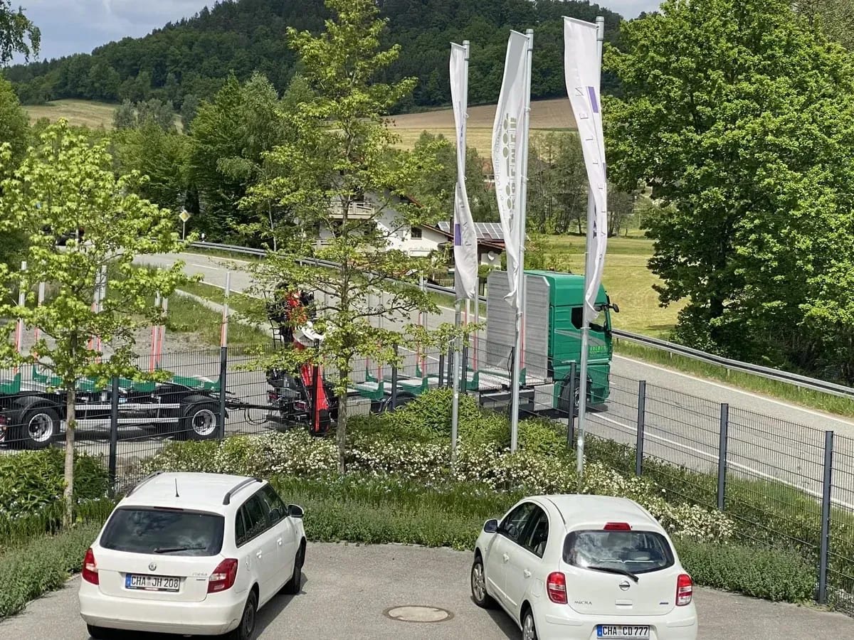 Verwaltungsgebäude von Kolmer in Miltach mit Fahnen und Kolmer-LKW