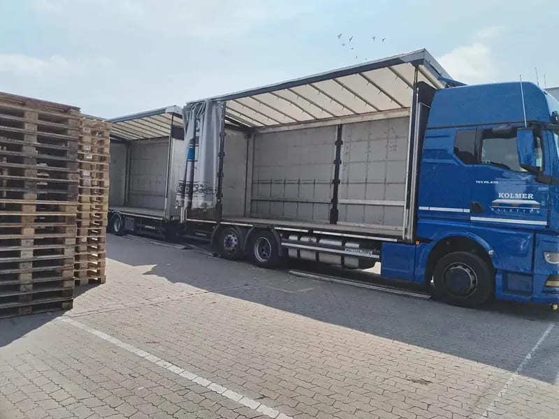 Kolmer-Jumbo-Hängerzug wird mit Paletten beladen