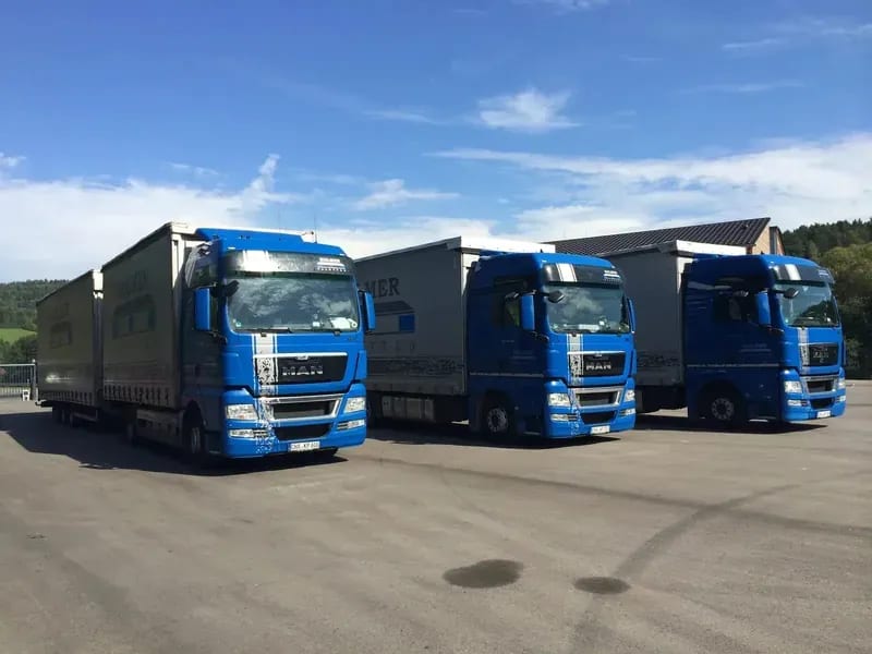Mehrere Kolmer-Jumbo-Hängerzüge nebeneinander auf dem Betriebsgelände